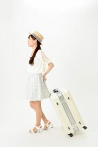 スーツケースをひく女性