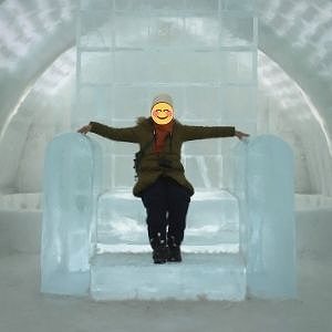 氷の上に座るマリー